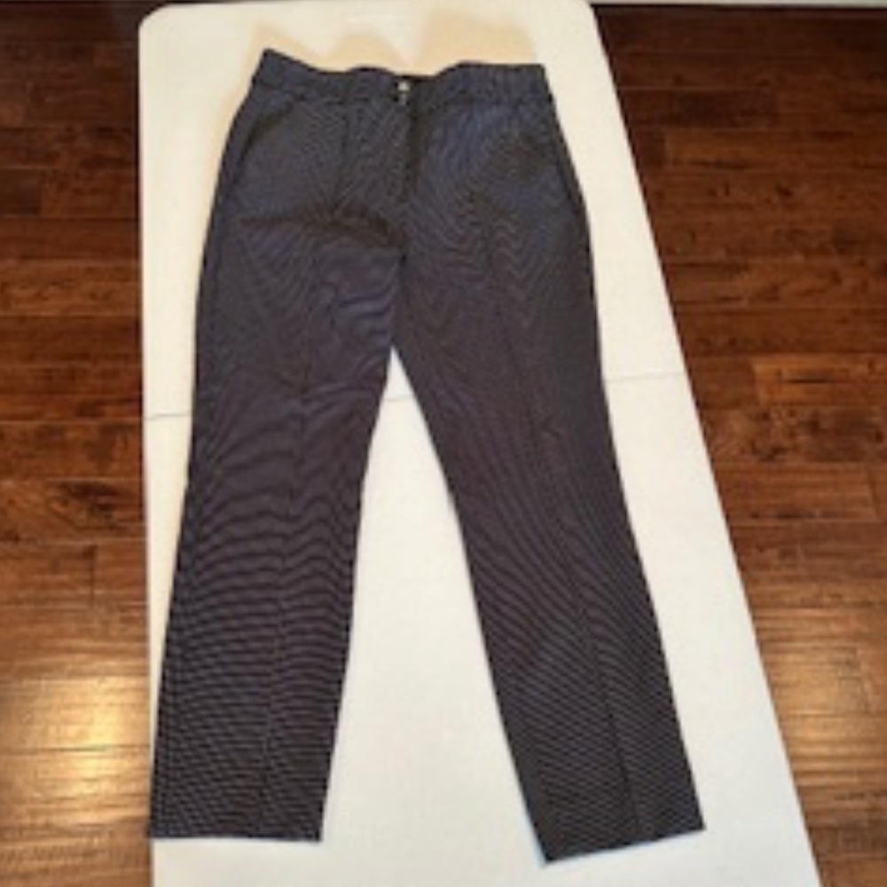 Womens- WhiteHouseBlackMarket- Size 6 - Black w/White pin dot fabric